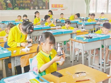 江门市3700余名学生齐聚开平＂小小科学家＂展示创新意识和动手能力